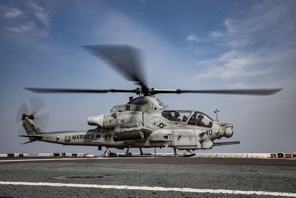 13th MEU CO Takes to the skies