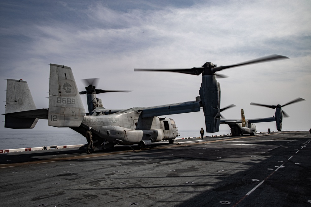 13th MEU CO Takes to the skies