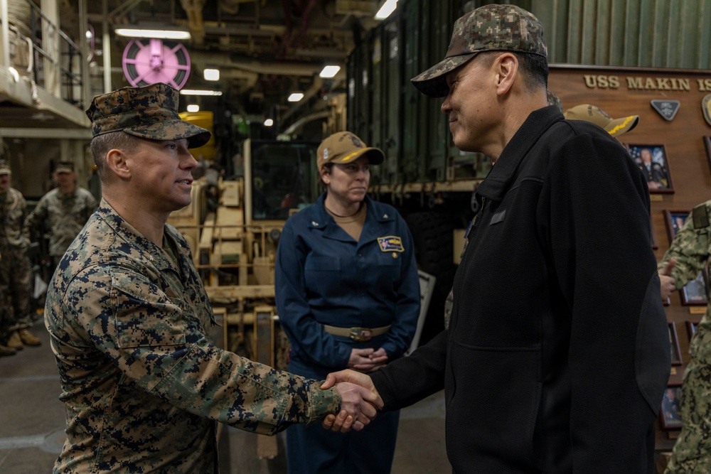 DVIDS - Images - ROK Admiral visits USS Makin Island [Image 1 of 5]