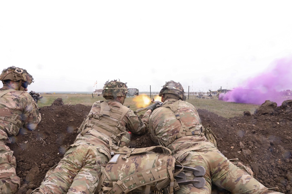 101st ABN Division Conducts Air Assault Demonstration with Romanian Units