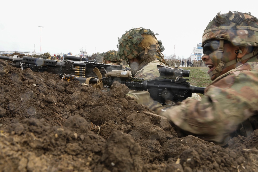 101st ABN Division Conducts Air Assault Demonstration with Romanian Units