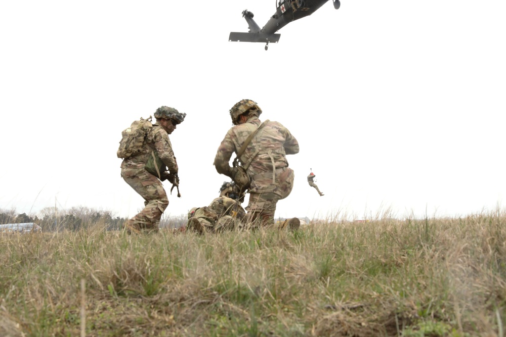 101st ABN Division Conducts Air Assault Demonstration with Romanian Units