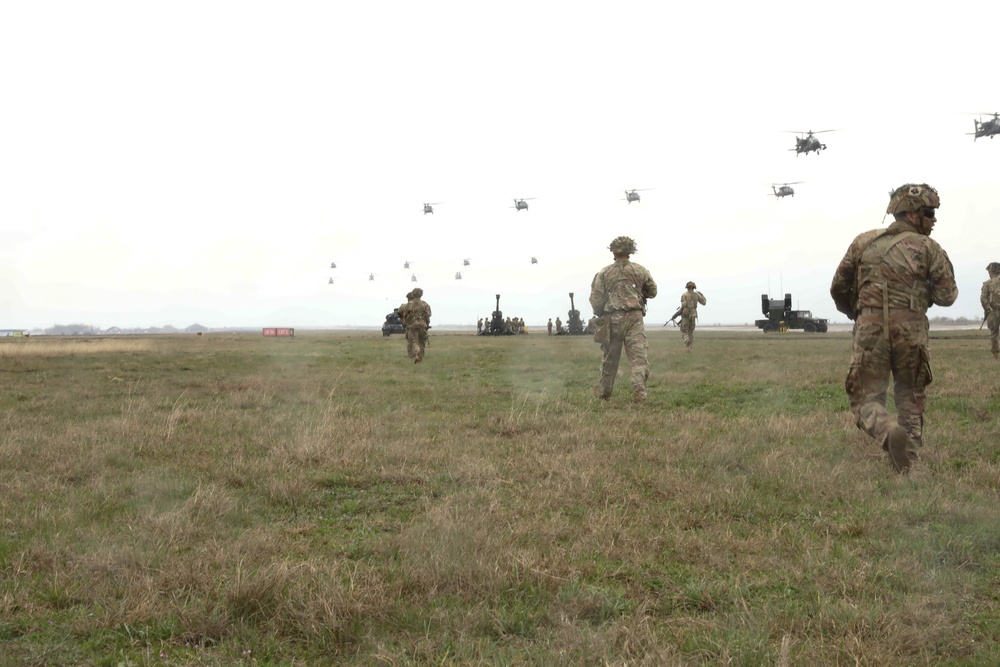 101st ABN Division Conducts Air Assault Demonstration with Romanian Units