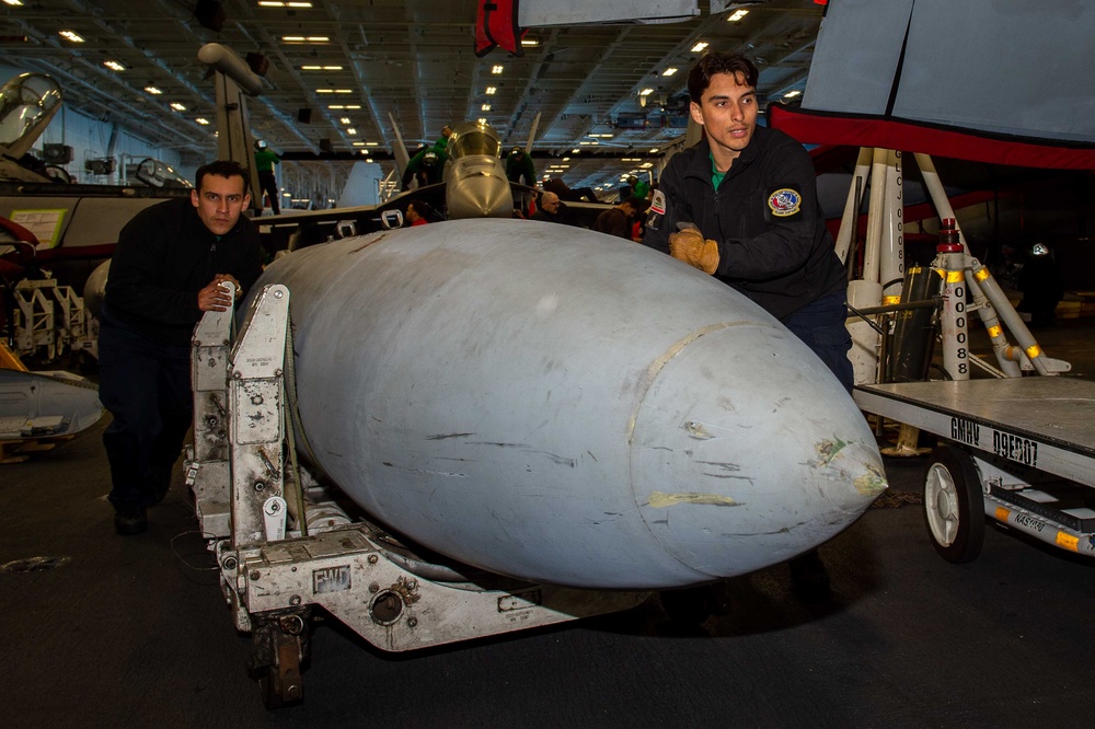 USS Carl Vinson (CVN 70) Sailors Perform Maintenance in the Pacific Ocean