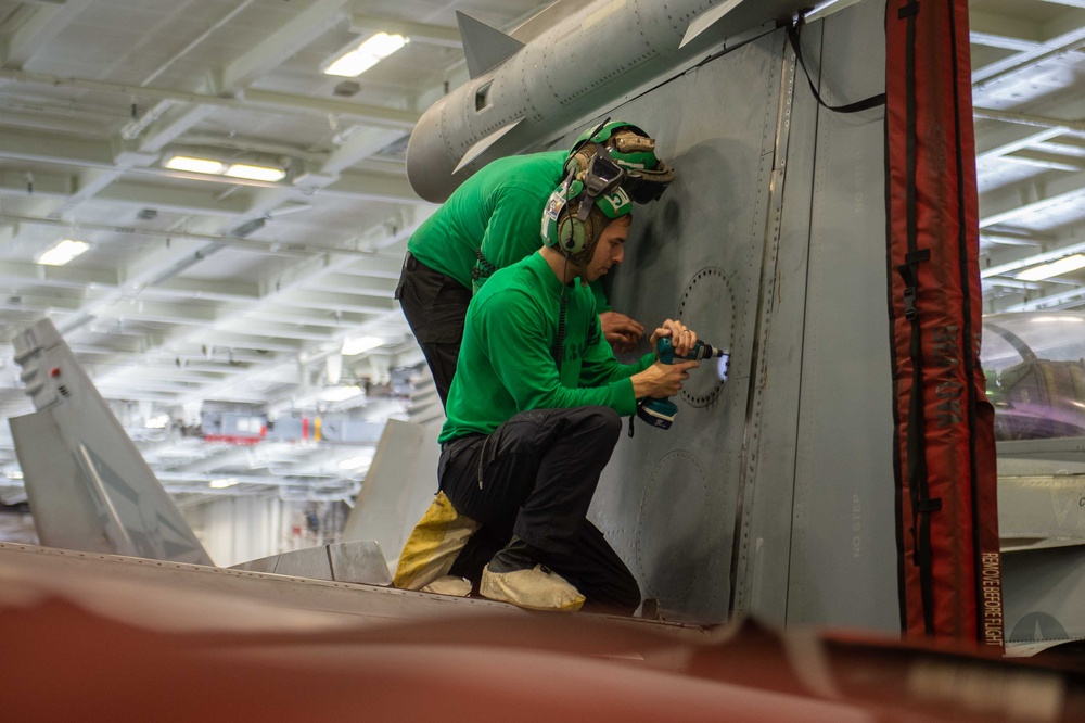 USS Carl Vinson (CVN70) Sailors Perform Maintenance