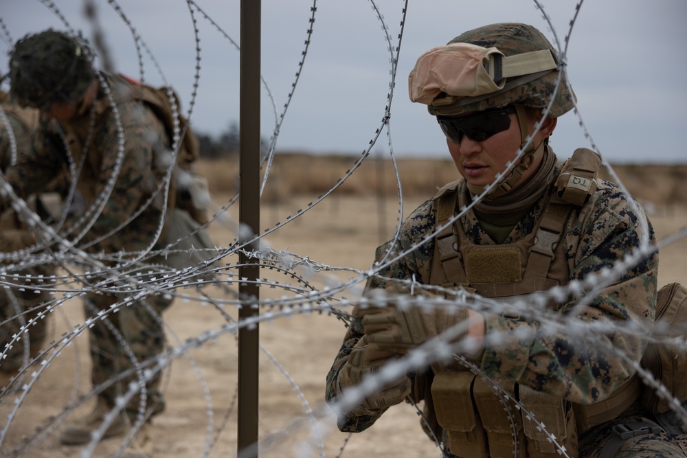 US and ROK Marines Set Up an Obstacle Belt