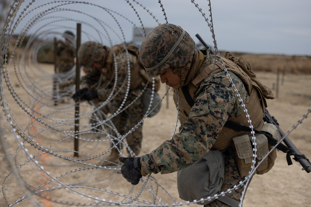 US and ROK Marines Set Up an Obstacle Belt