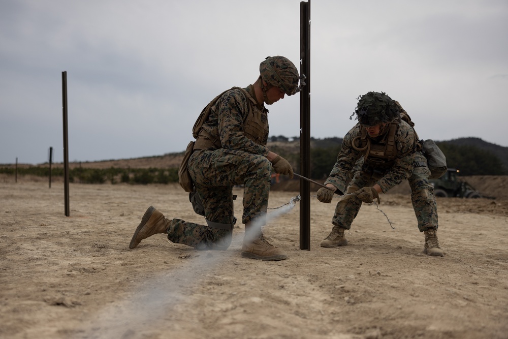 US and ROK Marines Set Up an Obstacle Belt