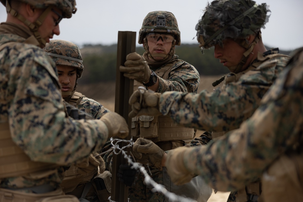 US and ROK Marines Set Up an Obstacle Belt