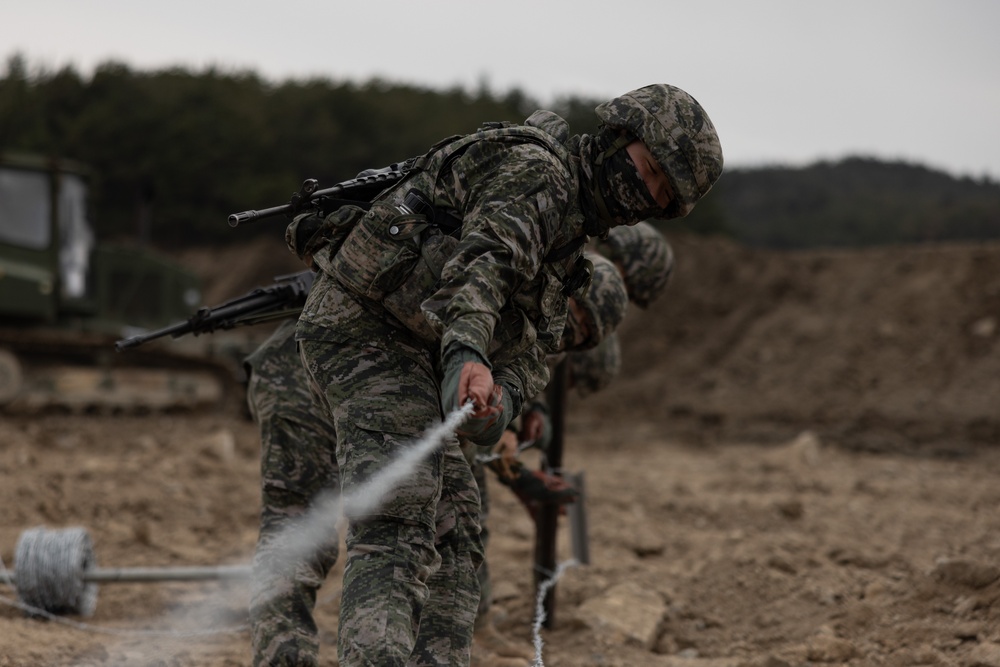 US and ROK Marines Set Up an Obstacle Belt