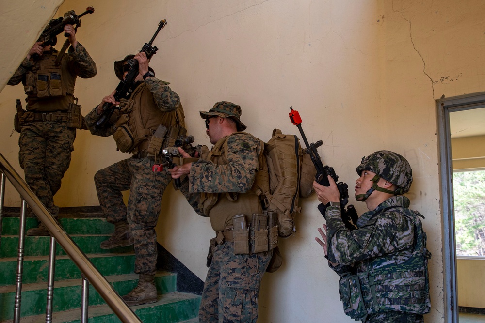 DVIDS - Images - 13th MEU Ssang Yong MOUT Training [Image 3 of 6]