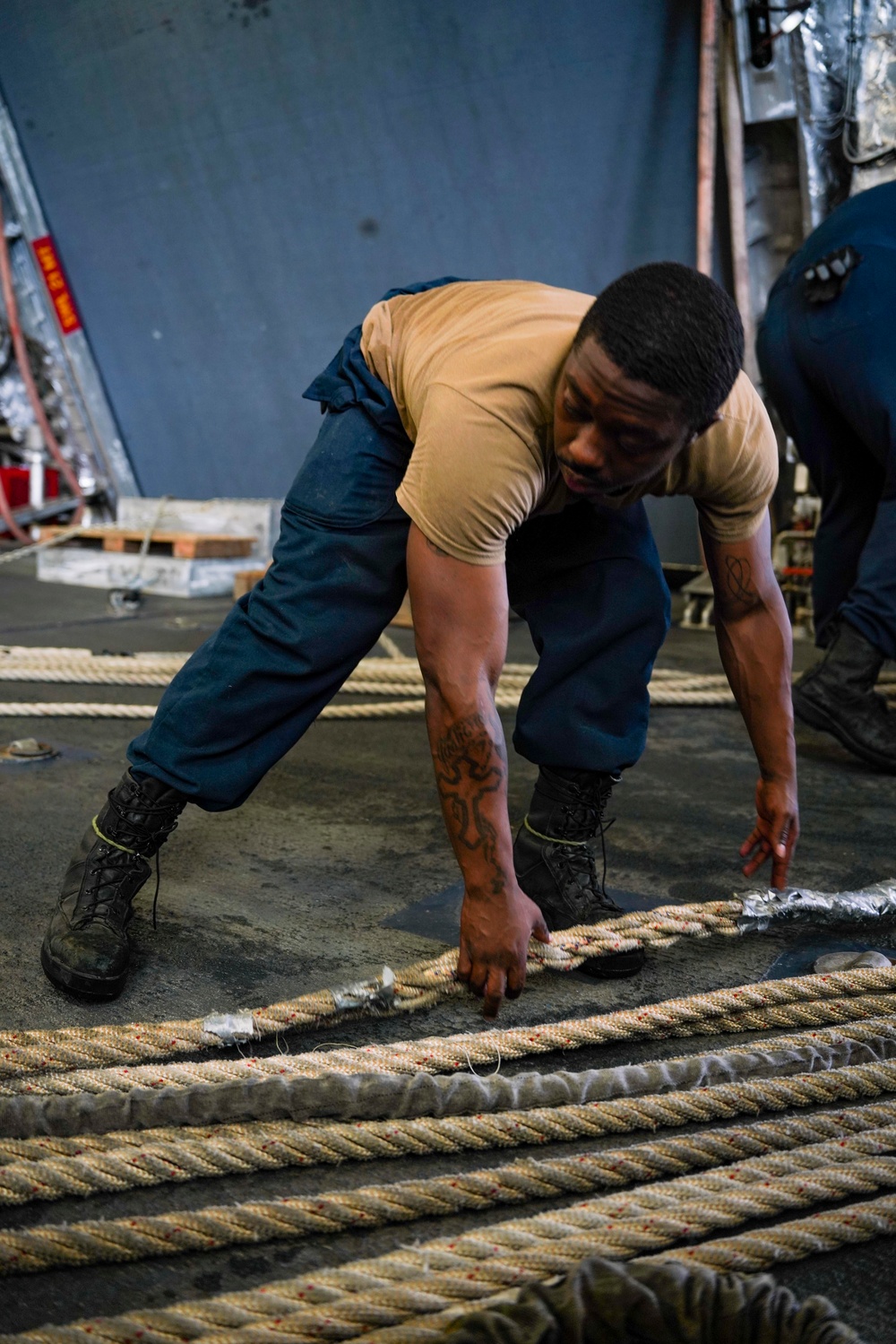 USS OAKLAND SAILS OUT OF CHANGI NAVAL BASE