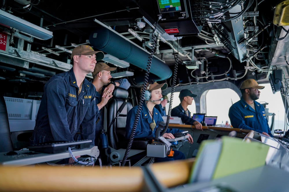 DVIDS - Images - USS OAKLAND SAILS OUT OF CHANGI NAVAL BASE [Image 5 of 9]