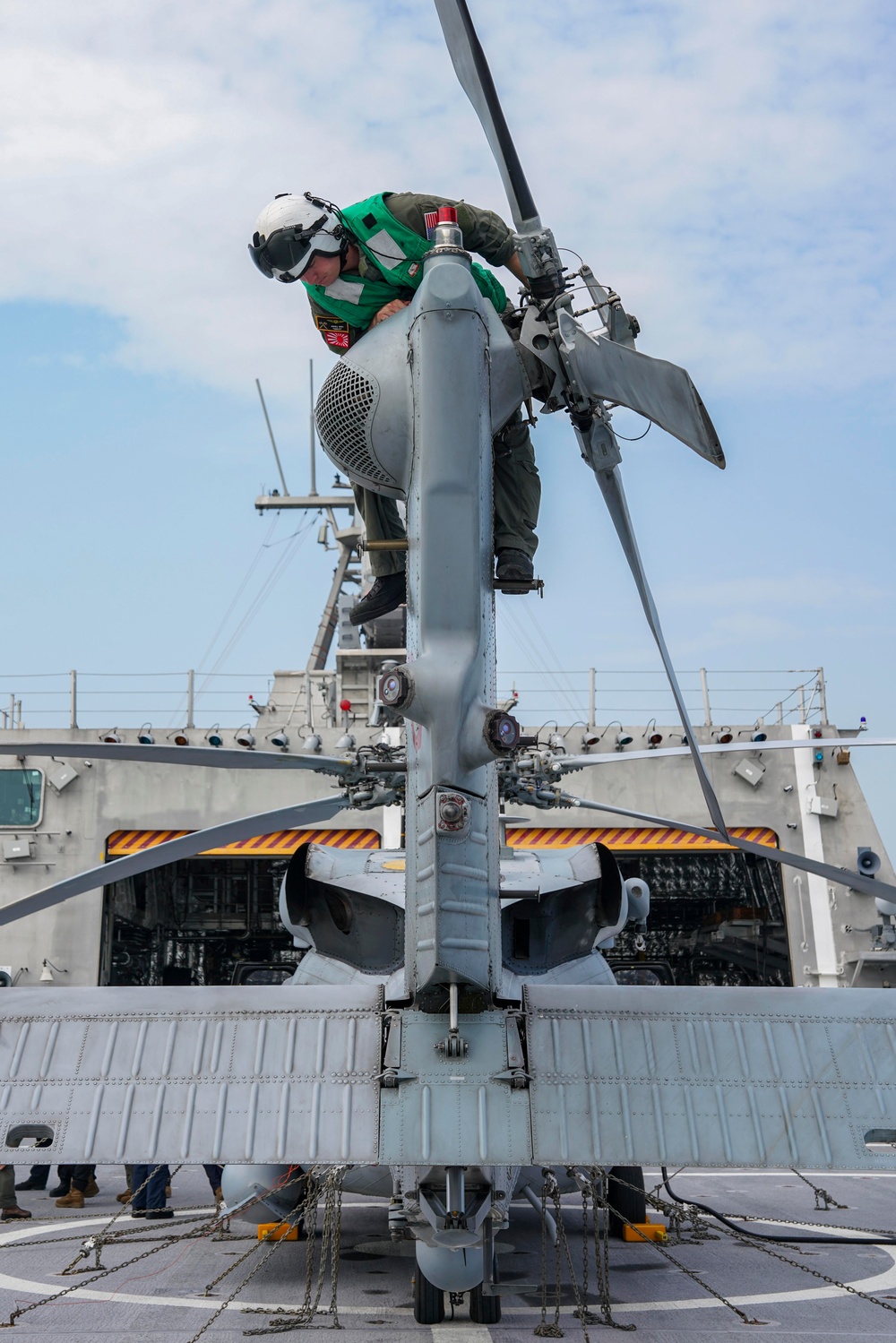 USS OAKLAND SAILS OUT OF CHANGI NAVAL BASE