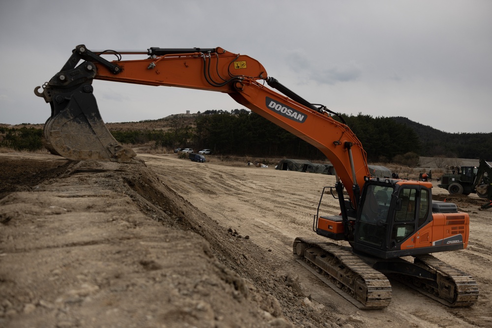 US AND ROK MARINES OPERATE HEAVY EQUIPMENT