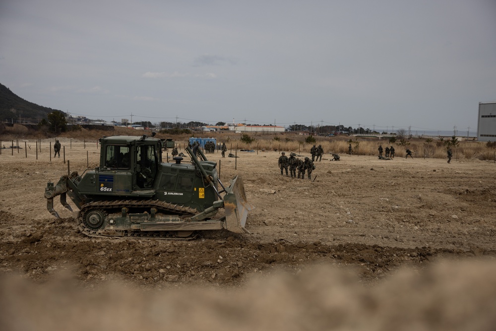 US AND ROK MARINES OPERATE HEAVY EQUIPMENT