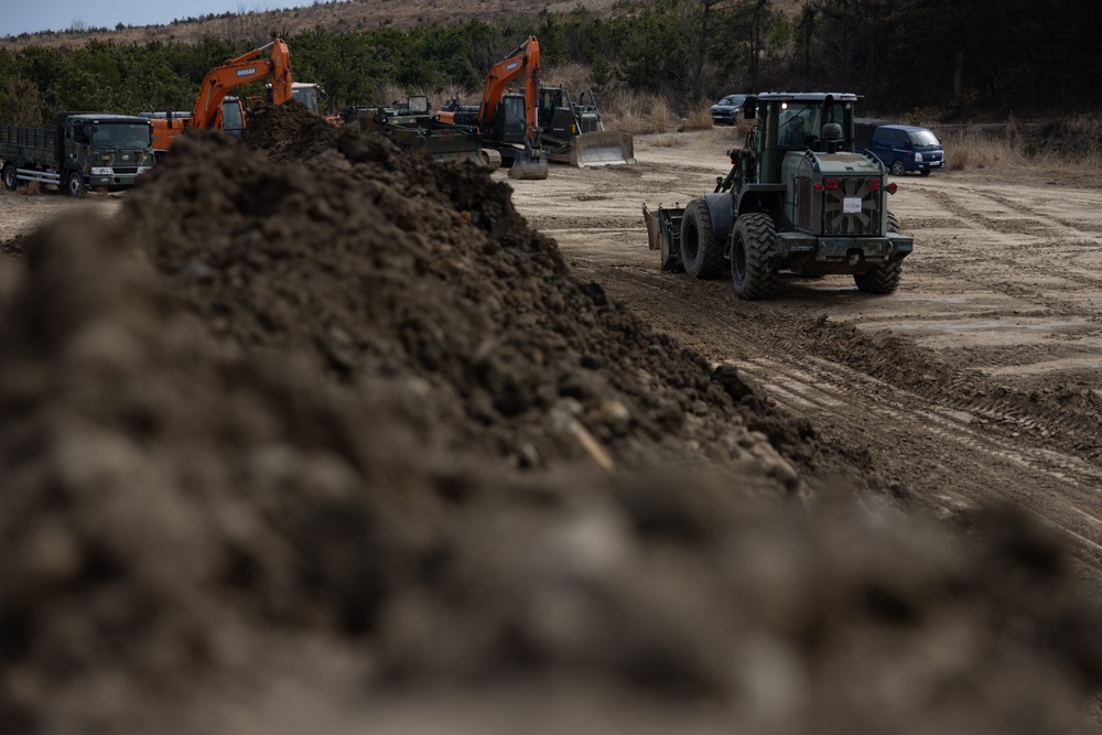 US AND ROK MARINES OPERATE HEAVY EQUIPMENT