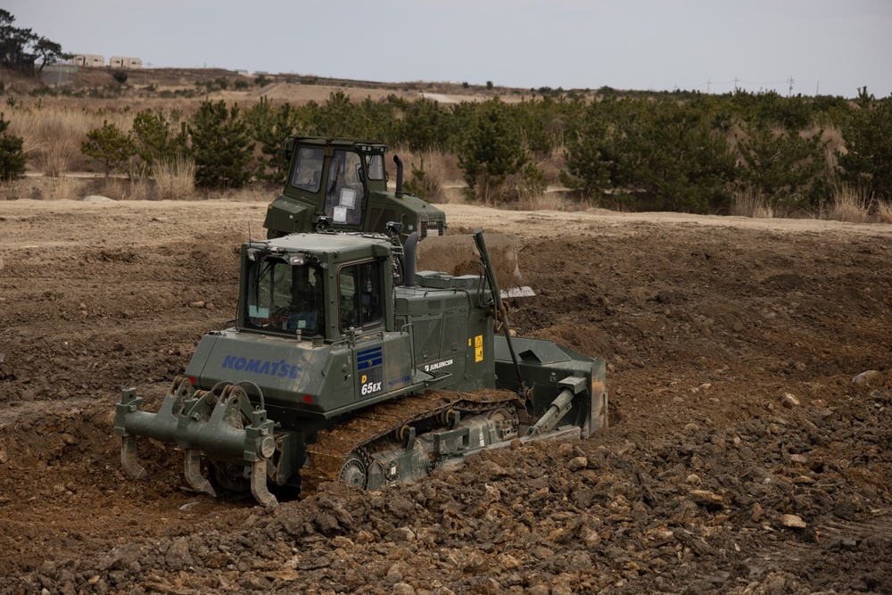 US AND ROK MARINES OPERATE HEAVY EQUIPMENT