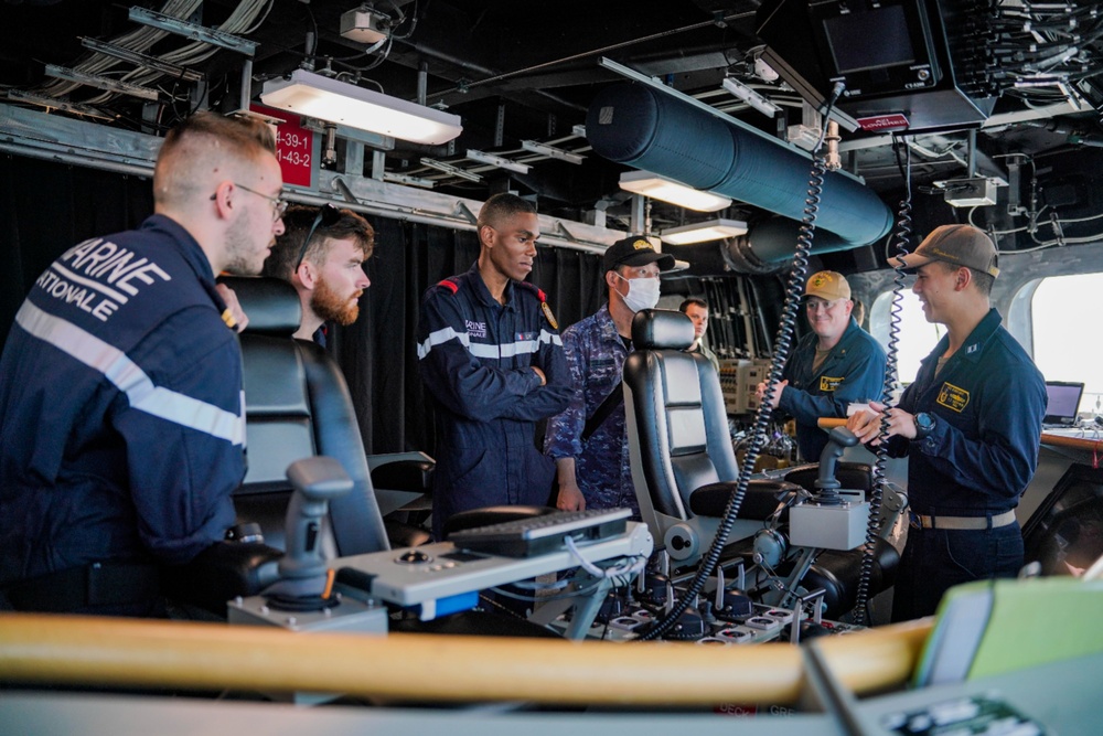 USS OAKLAND HOSTS SHIP TOURS