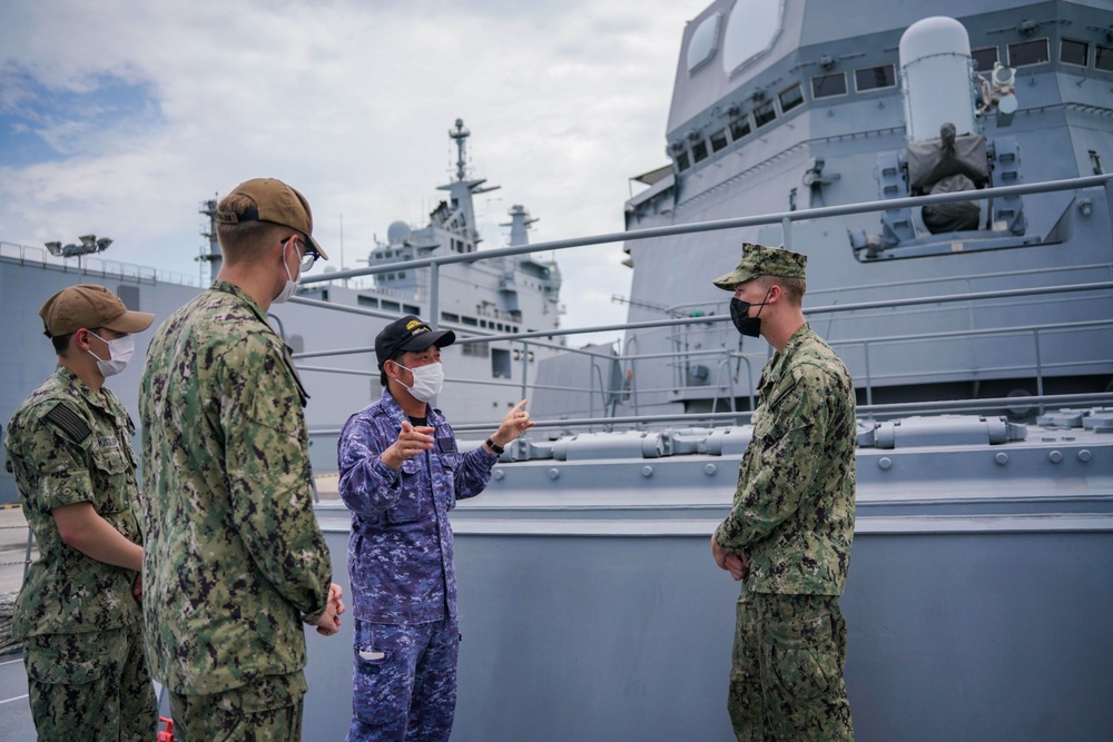 USS OAKLAND SAILORS TOUR THE JS SUZUTSUKI