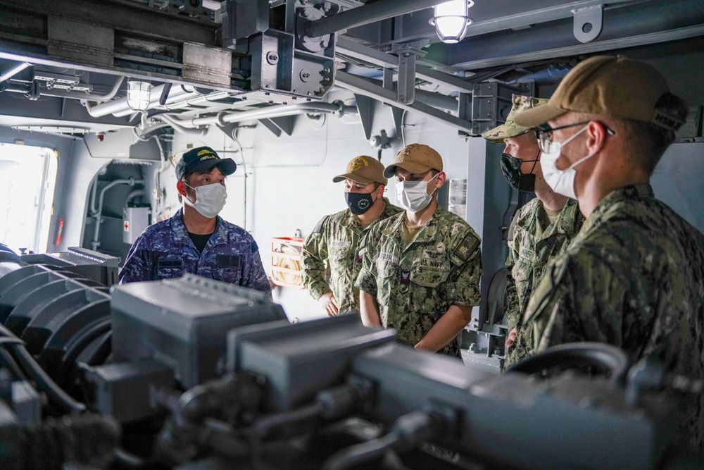 USS OAKLAND SAILORS TOUR THE JS SUZUTSUKI