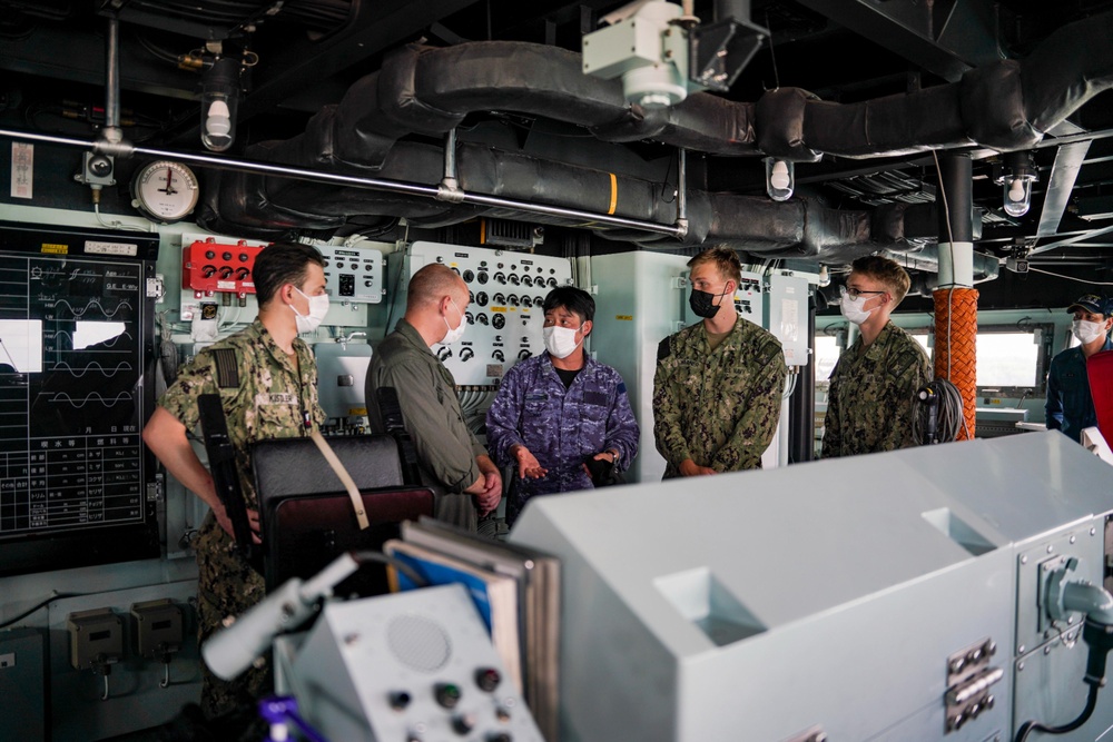 USS OAKLAND SAILORS TOUR THE JS SUZUTSUKI