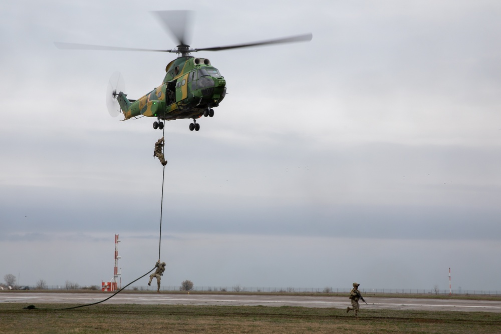 101st ABN Division Conducts Air Assault Demonstration with Romanian Units