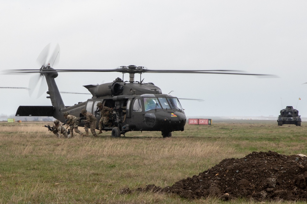 101st ABN Division Conducts Air Assault Demonstration with Romanian Units