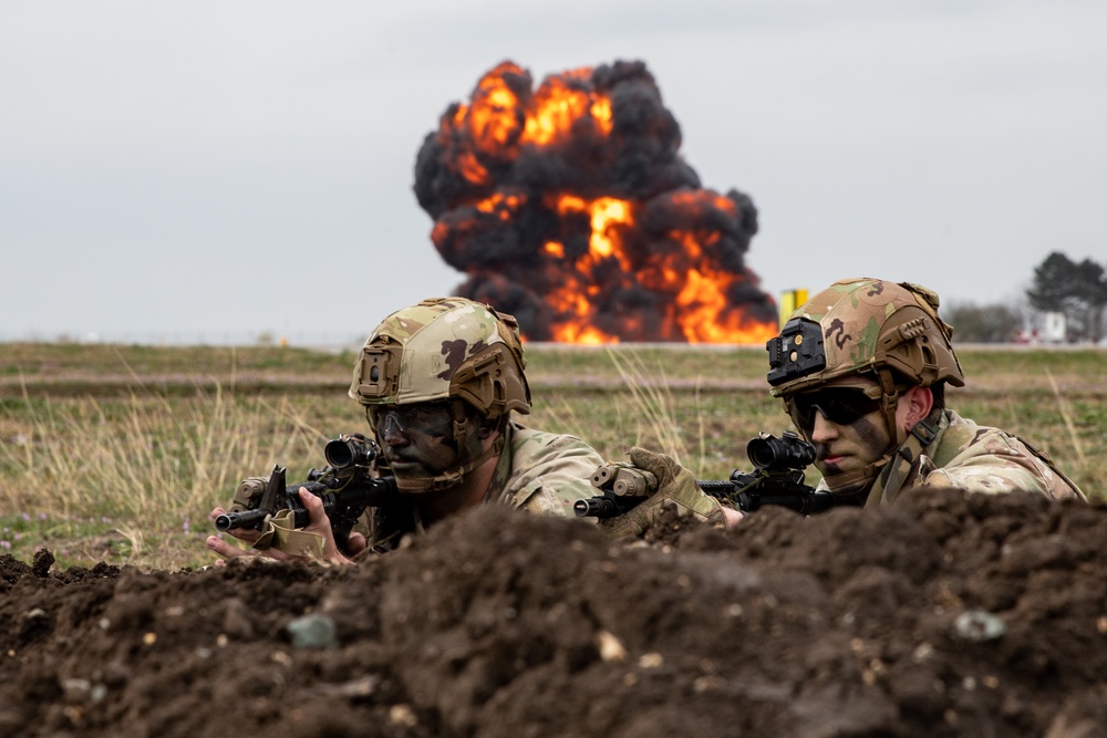 101st ABN Division Conducts Air Assault Demonstration with Romanian Units