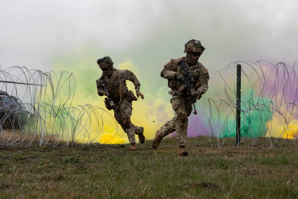 101st ABN Division Conducts Air Assault Demonstration with Romanian Units