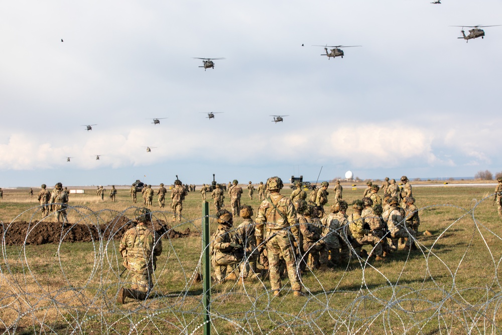 101st ABN Division Conducts Air Assault Demonstration with Romanian Units