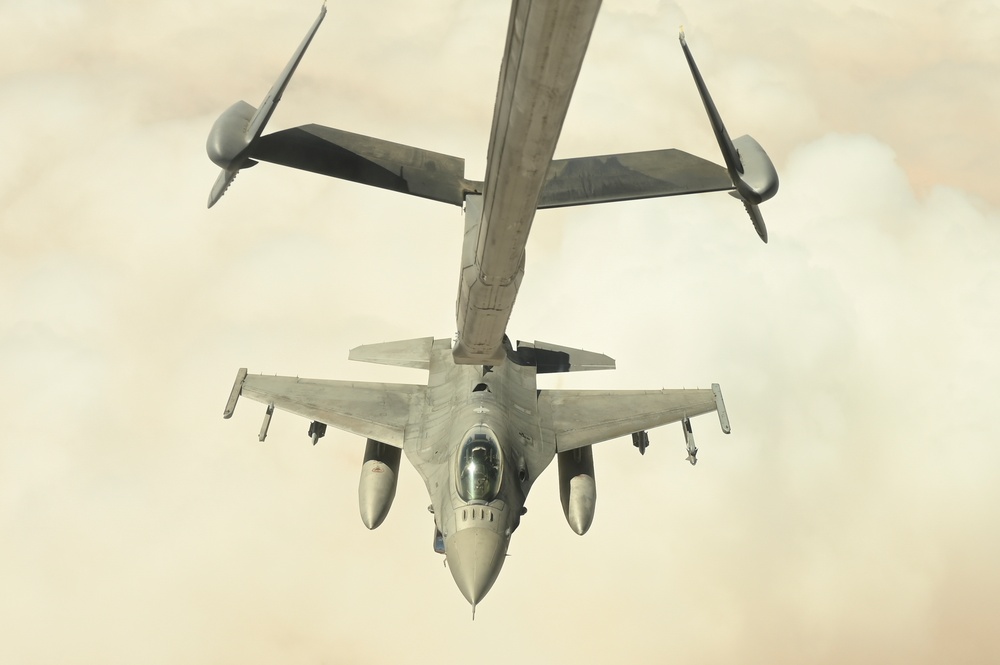 908th EARS and Royal Omani Air Force conduct AAR training