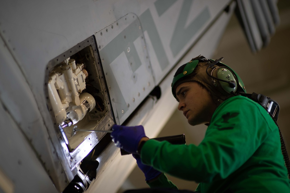 USS Carl Vinson (CVN 70) Conducts Planned Maintenance