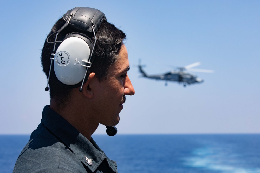 USS Farragut Conducts Flight Ops