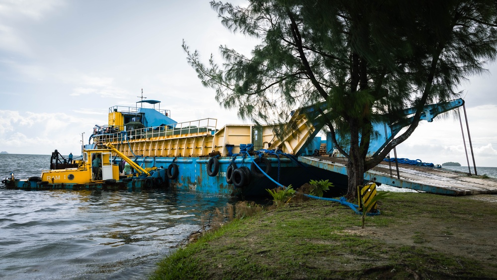 MCED Palau 23.1 – Marines offload gear