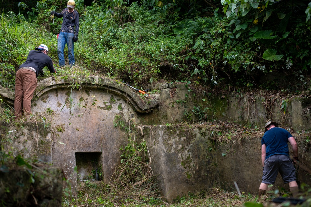Tomb cleanup at 18MUNS in preparation for Shimi