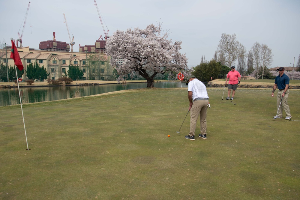 U.S. Sailors Play Golf in Korea