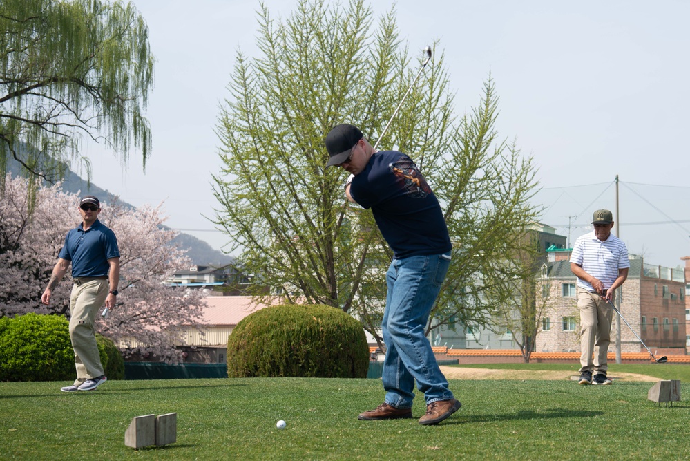 U.S. Sailors Play Golf in Korea