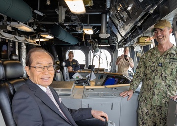 SASEBO MAYOR VISITS USS CINCINNATI (LCS 20)