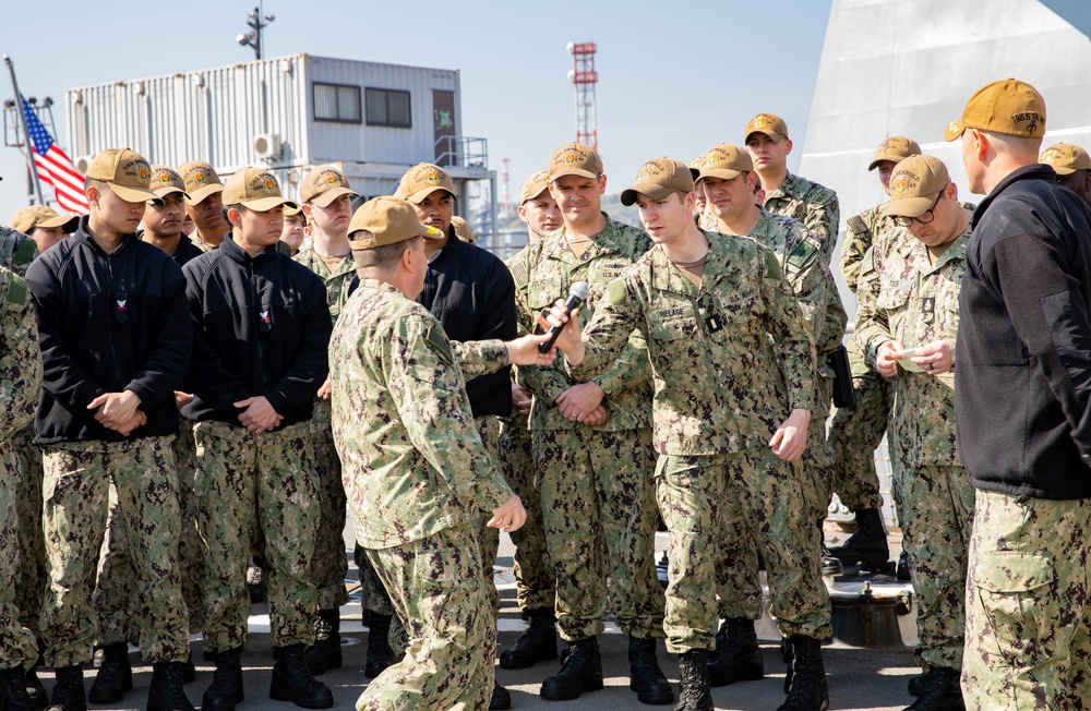 Chief of Naval Personnel Visits USS Benfold