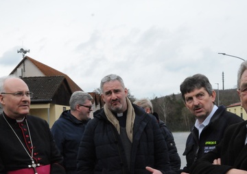 Regensburg bishop connects with Hohenfels team members