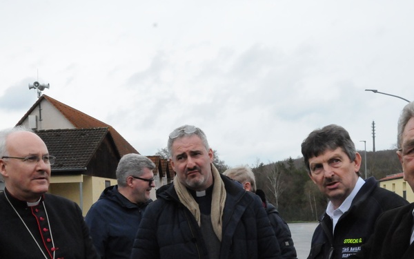 Regensburg bishop connects with Hohenfels team members