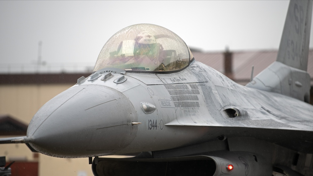 52 FW Airmen maintain readiness, perform hot-pit refuel