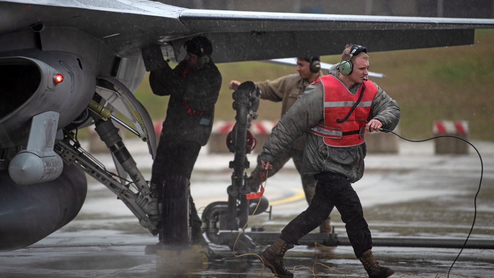 52 FW Airmen maintain readiness, perform hot-pit refuel