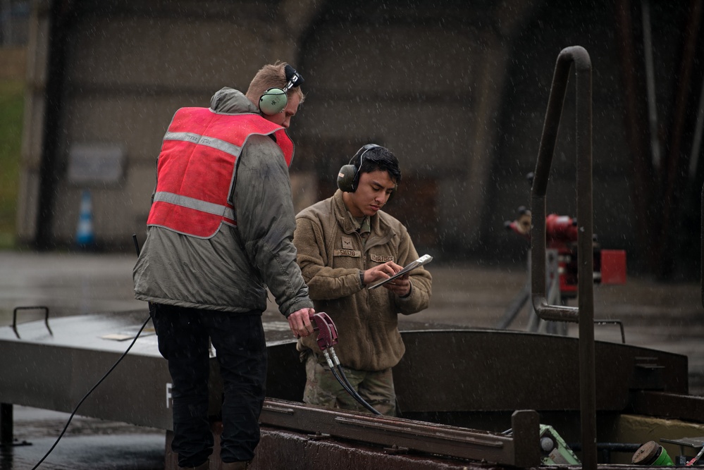 52 FW Airmen maintain readiness, perform hot-pit refuel