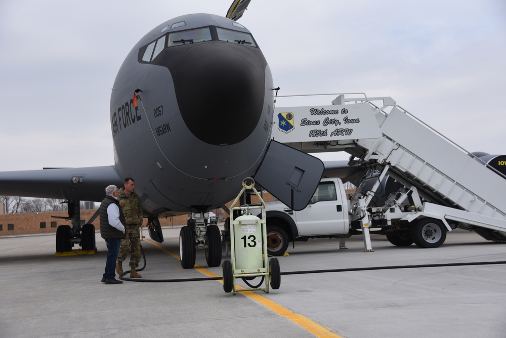 Veteran crew chief tours KC-135 he once crewed