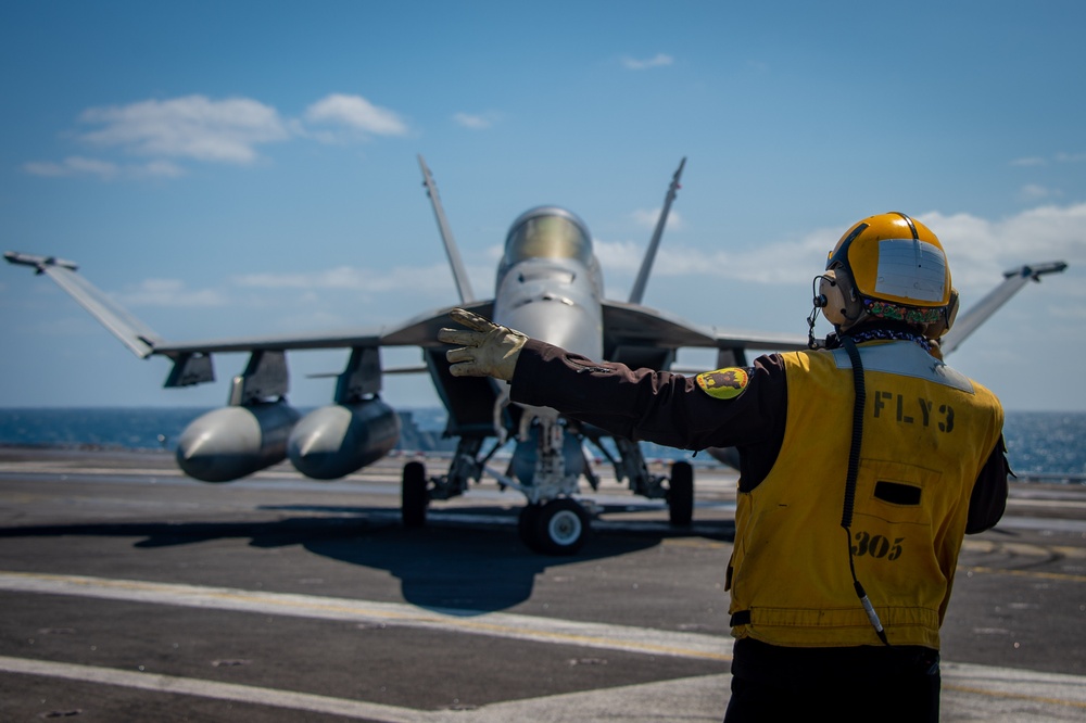 USS Carl Vinson (CVN) Sailors Conduct Flight Operations in the Pacific Ocean