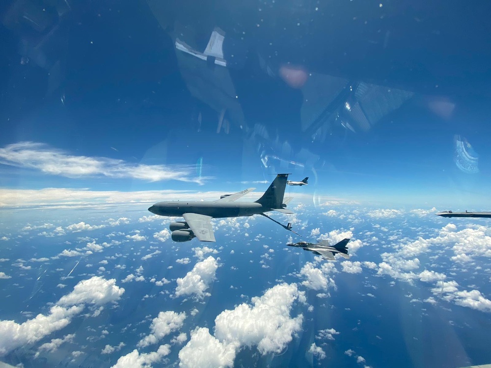 Hawaii Air National Guard refuels Indonesian fighter during State Partnership Program Subject Matter Expert Exchange