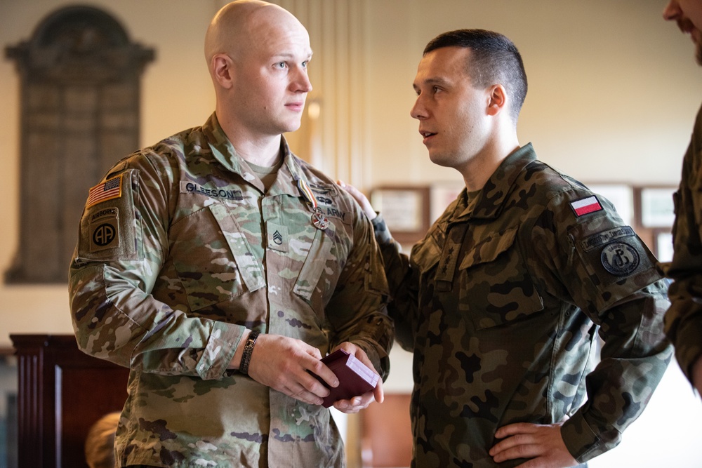 Soldiers from the Polish Territorial Defense Force present Bronze Polish Army Medals to ILARNG Soldiers