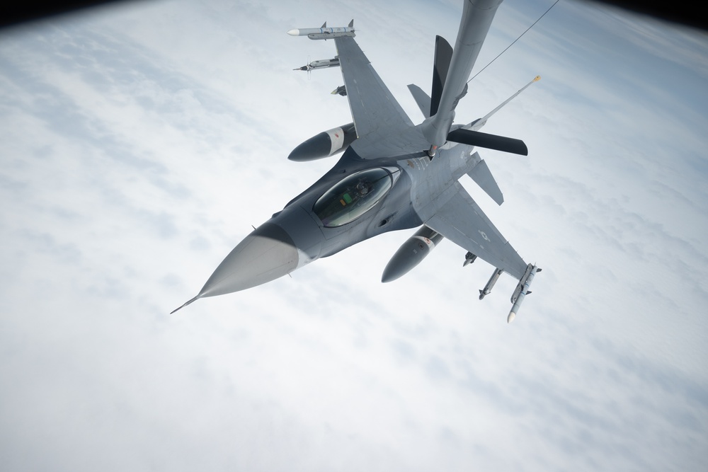 909th ARS fuel Fighting Falcons